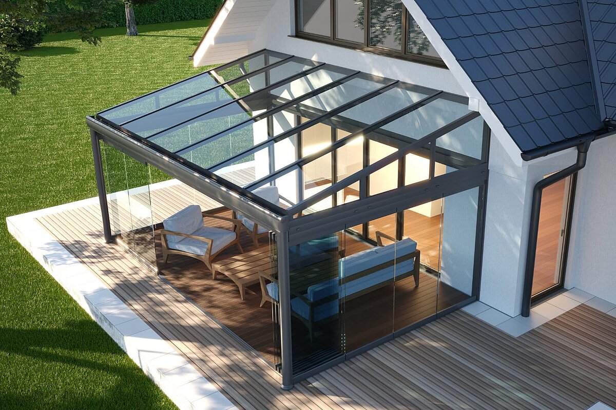 Großzügige Glas-Terrassenüberdachung mit Aluminiumkonstruktion an modernem Einfamilienhaus, Loungemöbel auf Holzterrasse