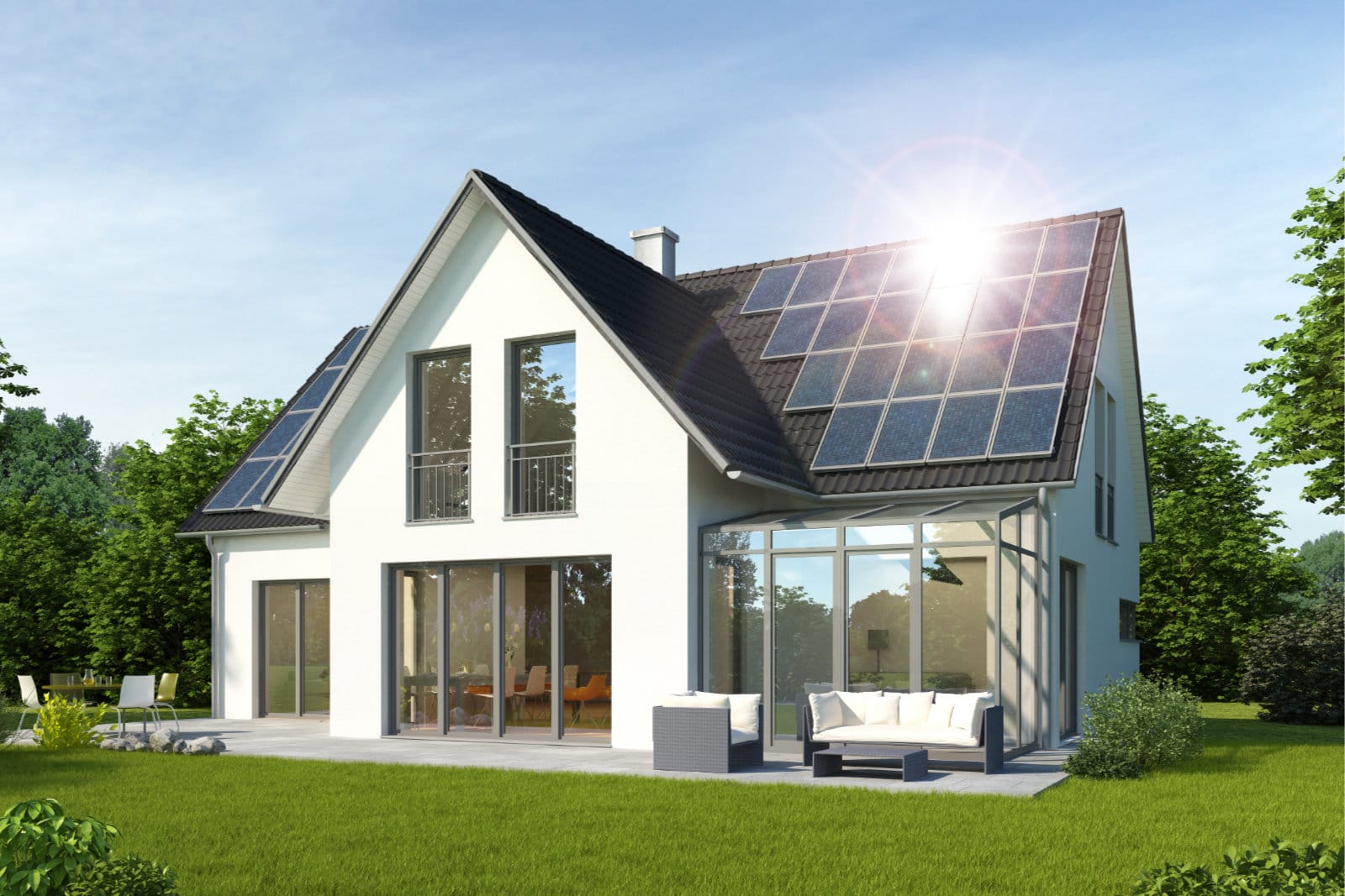 Weißes modernes Einfamilienhaus mit großen Glasflächen und Photovoltaik-Modulen auf dem Dach