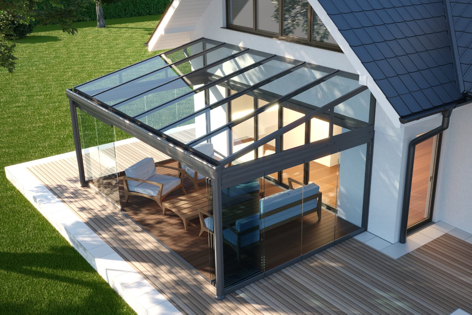 Großzügige Glas-Terrassenüberdachung mit Aluminiumkonstruktion an modernem Einfamilienhaus, Loungemöbel auf Holzterrasse